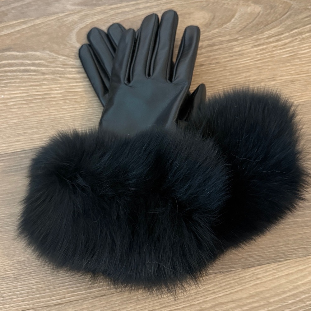 NWOT black fleece lined sheepskin leather gloves with fox fur trim